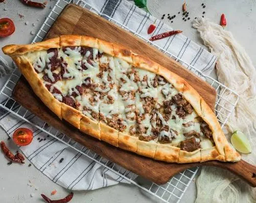 Kavurmalı Kaşarlı Pide